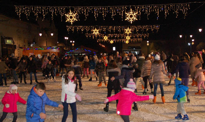 Megnyilt a korcsolyapálya 2016. december 5. képek